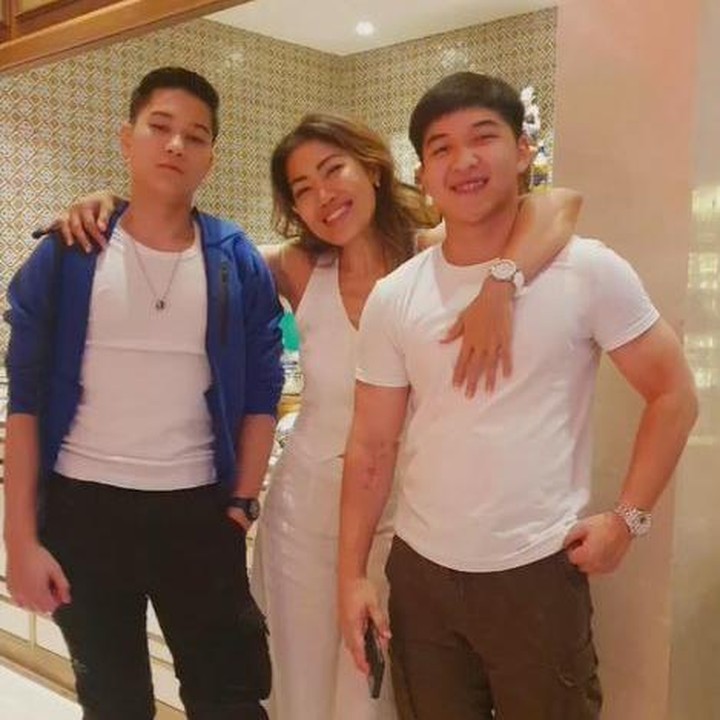 <p>Hak asuh kedua anak Inge Anugrah jatuh ke tangan Ari Wibowo setelah sempat diperjuangkan olehnya. Meski terpisah dari anak-anak, Inge tetap berusaha mendapatkan kesempatan untuk bertemu Kenzo dan Marco. "Aku cuma minta itu saja waktu itu di surat yang dibikin sama pengacara dia. Jadi aku kasih tahu pinginnya cuma ini-ini saja, masih pingin dan bisa masak sama mereka, datang ke rumah. Kata pengacara acara yang waktu itu, nanti ditulis apa yang diminta itu," ucapnya di kanal <em>YouTube NGOBROL ASIX.</em> (Foto: Instagram @inge_anugrah)</p>