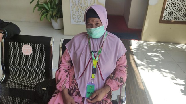 Wiwik Winarti melaporkan tetangganya, Masriah, yang kembali berulah membuang sampah di sekitar rumah Wiwik.