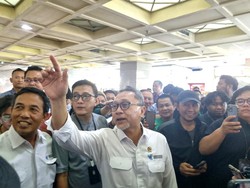 Kembali Tinjau Pasar Tanah Abang, Zulhas Tanya Pedagang: Ada Penglaris?
