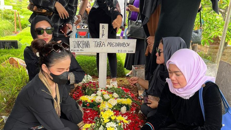 Momen pemakaman Tiara Agnesia
