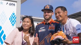 Asyiknya Berburu Selfie dengan Pembalap MotoGP di Mandalika