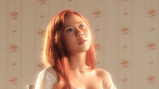 Penyanyi Nadin Amizah terlihat membagikan foto bersama Faishal dan mengenakan cincin di jari manis tangan kirinya, serta mengunggah video saat dilamar.