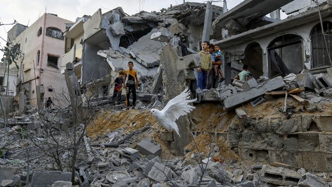 Serangan udara Israel diduga menghantam toko kue di Jalur Gaza, Palestina, tak lama usai roket gempur RS Al-Ahli di wilayah itu hingga menewaskan 500 orang.
