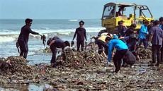 Kata Pemkab soal Pantai yang Dibersihkan Pandawara Group Kotor Lagi
