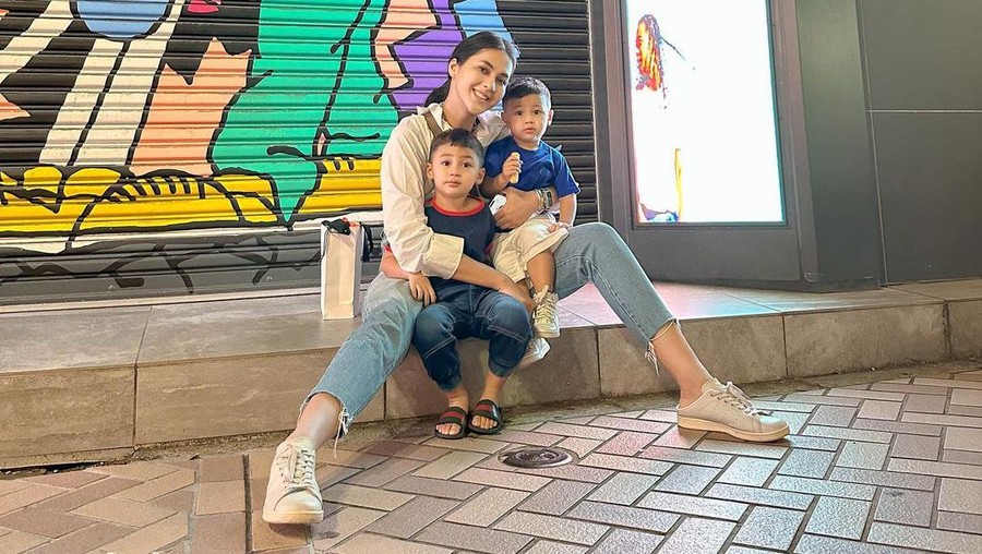 Paula Verhoeven bersama Kiano dan Kenzo