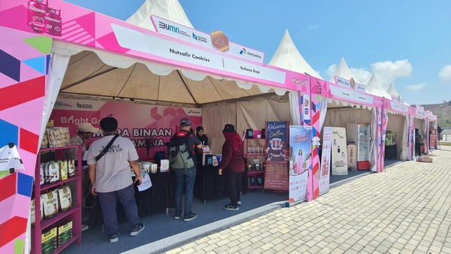 Pertamina memboyong 50 UMKM binaannya di ajang Pertamina Grand Prix of Indonesia 2023 di Mandalika sekaligus menjadi ajang promosi kepada wisatawan.