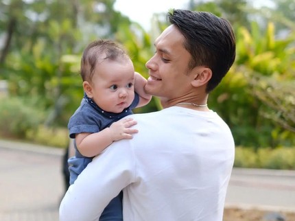 5 Potret Momen Randy Pangalila Asuh Dua Anaknya, Hargai Waktu untuk Keluarga
