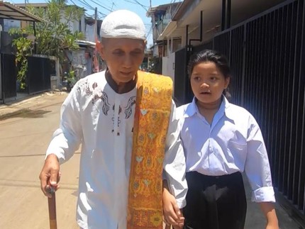 Kakek Tunanetra Pemecah Batu Hidupi Banyak Anak Asuh Yatim Piatu