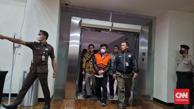 Ketua KPK Firli Bahuri tak terlihat ketika KPK resmi menahan Mantan Menteri Pertanian Syahrul Yasin Limpo, Jumat (13/10).