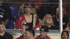 Taylor Swift Kembali Nonton Laga Travis di NFL Bareng Mama Kelce