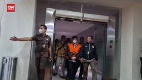 VIDEO: Penampakan Syahrul Yasin Limpo Kenakan Rompi Oranye KPK