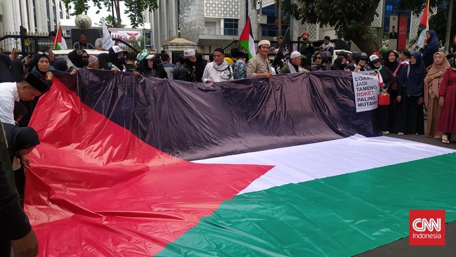Aksi Bela Palestina digelar di sejumlah daerah di Indonesia. Massa juga melakukan Salat Gaib untuk rakyat Palestina yang meninggal dunia akibat serangan Israel.