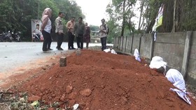 Kesal Warga Buang Sampah Sembarang, Kades di Purwakarta Bikin Kuburan