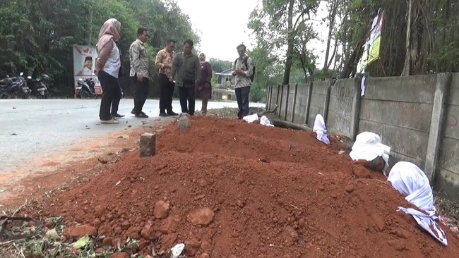 Jejeran kuburan baru di jalanan Purwakarta sengaja dibuat untuk menakuti oknum yang membuang sampah sembarangan. 