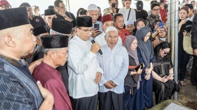 Anies Baswedan ikut dalam proses pemakaman Politikus PDIP Gembong Warsono di TPU Tanah Kusir, Jakarta Selatan pada hari ini.