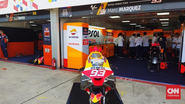 CNNIndonesia.com berkesempatan masuk ke garasi tim Repsol Honda dan melihat yang dilakukan Marc Marquez di ruangan tersebut sebelum balapan di MotoGP Mandalika.
