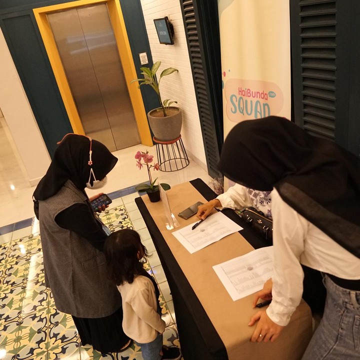 <p>Bunda dan Si Kecil tampak antusias mengikuti acara ini sejak pagi hari tadi. Semangat peserta terlihat dari meja registrasi yang terus menerus ramai oleh Bunda dan Si Kecil. (Foto: Yuri Hanggrian Fauzi/HaiBunda)</p>