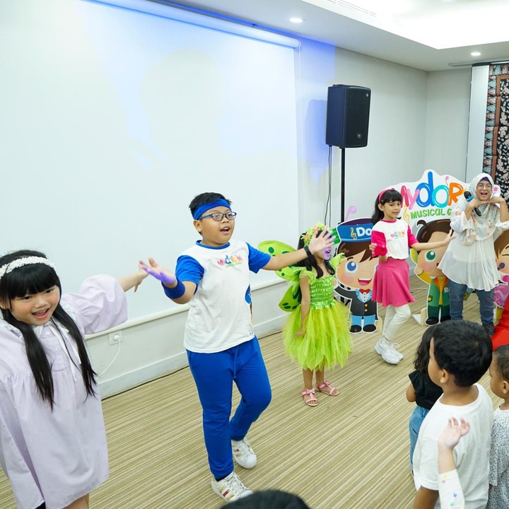 <p>Pada acara mendongeng ini Bunda dan Si Kecil juga diajak untuk senam bersama dengan dipandu oleh adik-adik dari Mydoremi. Anak-anak yang hadir tampak bersemangat mengikuti senam karena akan ada hadiah untuk anak yang paling aktif. (Foto: Yuri Hanggrian Fauzi/HaiBunda)</p>