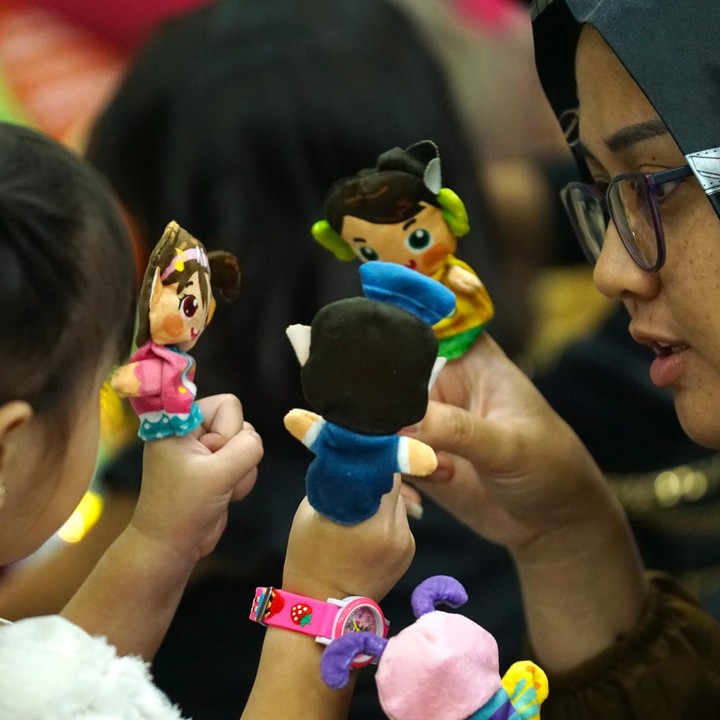<p>Mendongeng dengan alat bantu seperti boneka jari akan membuat mendongeng menjadi lebih menyenangkan. Namun, jika tak ada media lain yang bisa digunakan juga tidak apa-apa, Bunda. (Foto: Yuri Hanggrian Fauzi/HaiBunda)</p>