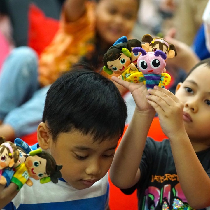 <p>Boneka jari yang dibagikan bernama Do, Re, Mi, dan 2 tokoh lain dari buku Kupu-Kupu yang Lucu yaitu kupu-kupu dan bunga matahari. (Foto: Yuri Hanggrian Fauzi/HaiBunda)</p>