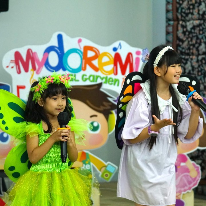 <p>Pada acara mendongeng ini ada juga adik-adik dari Mydoremi yang tampil menyanyikan lagu-lagu anak Indonesia, salah satunya adalah Kupu-Kupu yang Lucu. Mereka tampil dengan begitu percaya diri di depan banyak orang, Bunda. (Foto: Yuri Hanggrian Fauzi/HaiBunda)</p>
