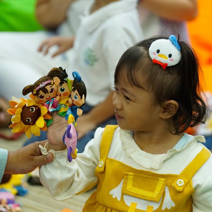 <p>Tak hanya mendengarkan dongeng saja, anak-anak juga diberi kesempatan untuk bereksperimen menggunakan boneka jari. Finger puppet dari Mydoremi ini juga dibagikan secara gratis lho. Terdapat 5 finger puppet yag memiliki nama dan karakter masing-masing. Si Kecil tampak sangat senang mendapatkan boneka lucu ini. (Foto: Yuri Hanggrian Fauzi/HaiBunda)</p>