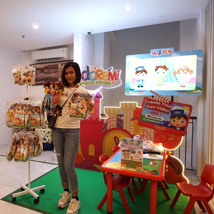 <p>Sambil menunggu acara dimulai, di depan meja registrasi juga terdapat booth Mydoremi yang menyediakan berbagai merchandise menarik yang bisa Bunda beli untuk bermain bersama Si Kecil di rumah. Bunda bisa membeli buku cerita dan juga boneka jari dengan harga yang cukup murah. (Foto: Yuri Hanggrian Fauzi/HaiBunda)</p>