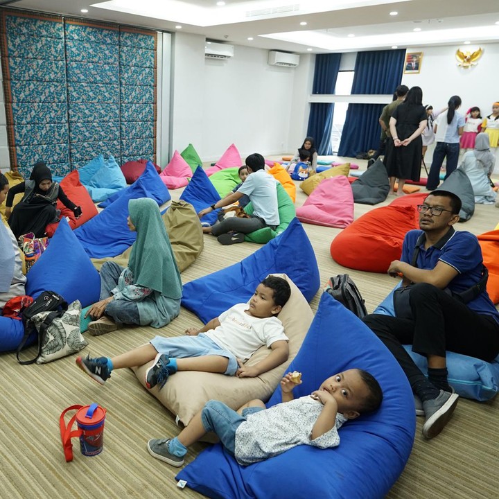 <p>Eitss, yang datang enggak cuma barisan para Bunda nih. Ada juga lho anak-anak yang didampingi oleh Ayah. Mereka juga tak kalah antusias mengikuti acara mendongeng ini meski tak didampingi oleh Bunda. (Foto: Yuri Hanggrian Fauzi/HaiBunda)</p>