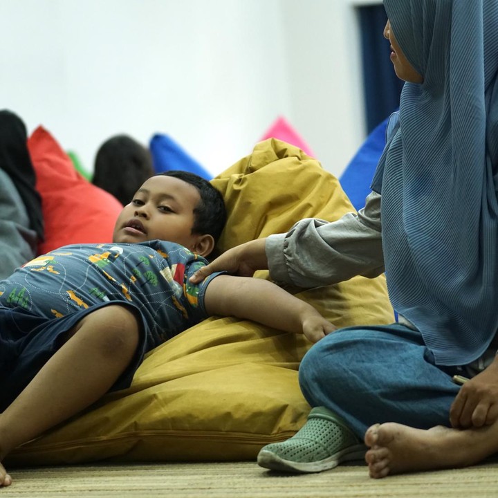 <p>Beberapa anak tampak malu-malu saat pertama kali datang karena situasi yang cukup ramai. Namun, setelah beberapa saat Si Kecil sudah tampak berani dan tampak sangat menikmati acara sambil bersantai di atas bean bag. (Foto: Yuri Hanggrian Fauzi/HaiBunda)</p>