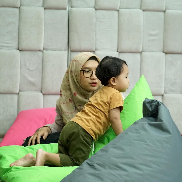 <p>Si Kecil yang datang nampak enjoy duduk di atas bean bag yang berwarna-warni. Warna bean bag yang cerah ini membuat Si Kecil tertarik untuk masuk ke dalam ruangan. (Foto: Yuri Hanggrian Fauzi/HaiBunda)</p>
