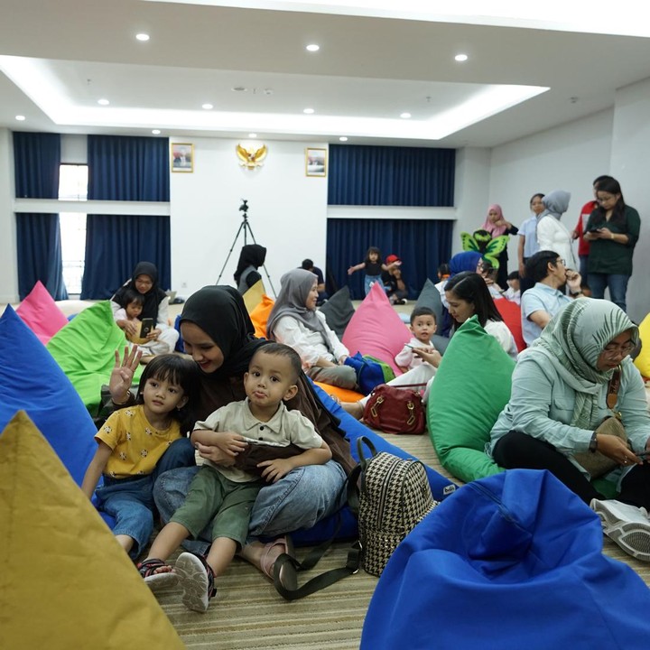 <p>Bunda dan Si Kecil yang hadir datang dari berbagai kalangan usia mulai dari usia 2 tahun hingga yang sudah menginjak usia Sekolah Dasar. Semuanya tampak bersemangat dan gembira mengikuti acara ini. (Foto: Yuri Hanggrian Fauzi/HaiBunda)</p>