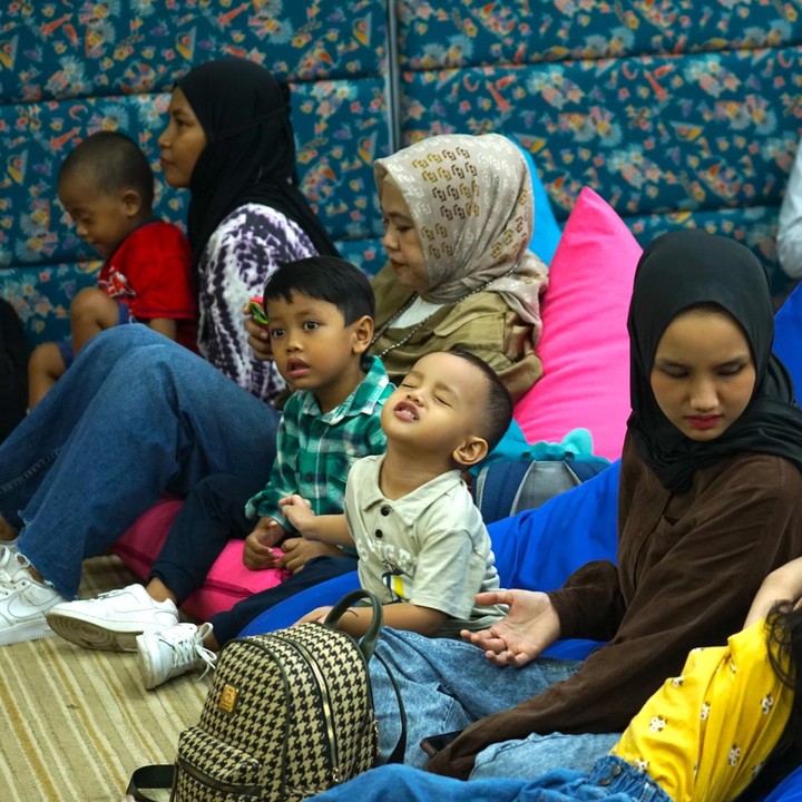 <p>Para Bunda dan anak-anak bersiap untuk mendengarkan dongeng dari MyDoremi. Selamat menikmati Bunda dan Si Kecil.  (Foto: Yuri Hanggrian Fauzi/HaiBunda)</p>