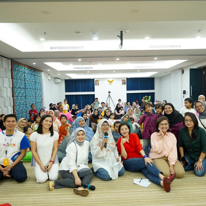 <p>HaiBunda Squad Jakarta kembali berkumpul di acara mendongeng yang diadakan bersama dengan Mydoremi. Acara ini diselenggarakan di Jambuluwuk Thamrin Hotel pada Sabtu, 14 Oktober 2023. (Foto: Yuri Hanggrian Fauzi/HaiBunda)</p>