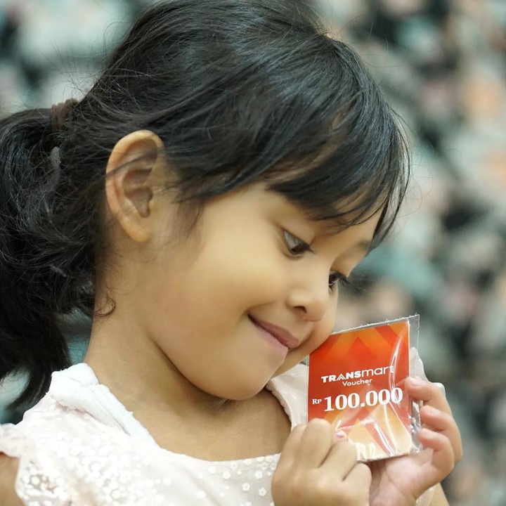 <p>Nah, sekarang kita sudah tiba di penghujung acara nih. Bunda dan Si Kecil yang aktif berpartisipasi dalam acara ini mendapatkan hadiah berupa voucher belanja di Trasnmart. Sampai berjumpa di acara Kids Fun Day selanjutnya ya. (Foto: Yuri Hanggrian Fauzi/ HaiBunda)</p>
