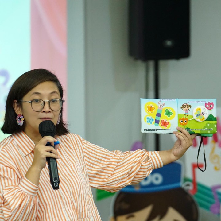 <p>Emmanuella Mila atau akrab disapa Kak Mila, pendongeng dari Rumah Dongeng Pelangi pada kesempatan ini juga memperkenalkan buku cerita terbaru mereka yang berjudul Kupu-Kupu yang Lucu. Buku ini dipercaya sangat cocok untuk Bunda gunakan saat mendongeng bersama Si Kecil karena telah disesuaikan dengan kiat-kiat mendongeng yang baik dan benar. ((Foto: Yuri Hanggrian Fauzi/HaiBunda)</p>