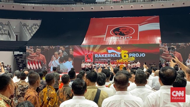 Sekjen Projo meminta publik menunggu langkah politik yang akan dilakukan Jokowi selanjutnya.