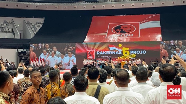 Bendum Projo Panel Barus menyebut posisi ketua umum juga memungkinkan Jokowi untuk bicara lebih banyak di panggung politik meski sudah tak menjadi presiden.