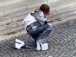 Viral Model Jatuh Terguling-guling Pakai Baju Marc Jacobs, Dikecam Netizen