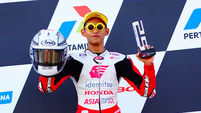 Pembalap Indonesia Veda Ega Pratama semringah usai memenangi duel sengit di balapan pertama Asia Talent Cup 2023 di Sirkuit Pertamina Mandalika, Sabtu (14/10).