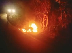 Satpam Sekolah Kedapatan Curi Seng, Motornya Dibakar Warga