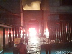 Sudah 3 Jam, Pemadaman Pabrik Kertas di Kudus Terkendala Angin Kencang