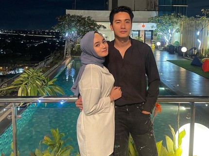 Dulu Viral Karena Nikahi Fans, Ini 7 Potret Terbaru Evan Marvino dan Istri Aceh