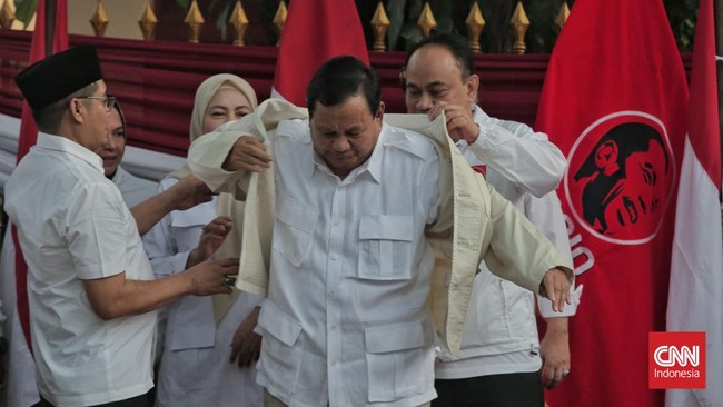 Bakal calon presiden yang juga Ketua Umum Partai Gerindra Prabowo Subianto diangkat menjadi anggota kehormatan relawan Pro Jokowi (Projo).