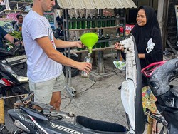 Viral Rider Moto2 Marcos Ramirez Beli Bensin Eceran di Kuta Mandalika