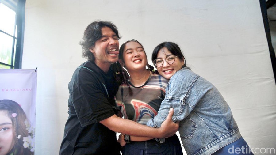 Semringah Hesti dan Edo Dampingi Anak Rilis Single Lagu Pertama Hesti Purwadinata dan Edo Borne turut mendampingi anak pertamanya Asya dalam perilisan single lagu pertamanya. Ini foto-fotonya.