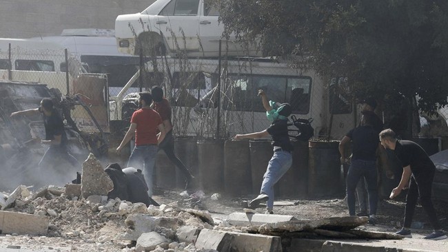 Palestina menyatakan setidaknya 12 orang tewas usai Israel merangsek dan melancarkan serangan ke kamp pengungsi Nur Sham di Tepi Barat pada Kamis (19/10).