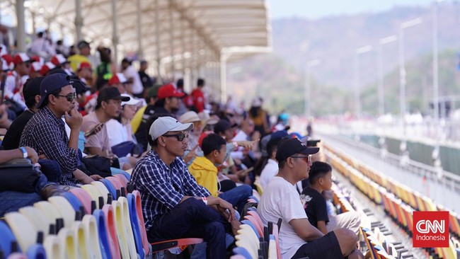 Animo penonton MotoGP Mandalika Pertamina Grand Prix of Indonesia 2023 mulai menggeliat pada Sabtu (14/10) pagi.