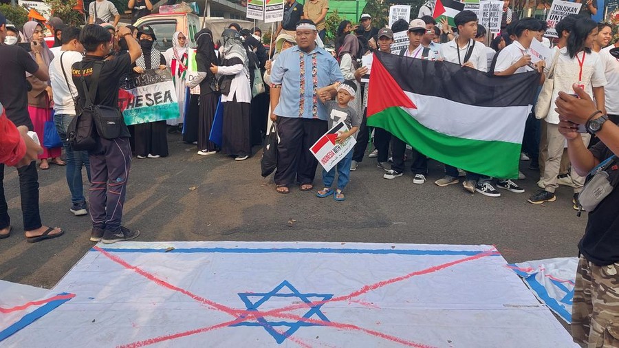 Aksi Bela Palestina di Tugu Kujang Bogor, Massa Bakar Bendera Israel (M Sholihin/detikcom)