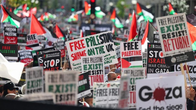 Ratusan ribu warga di London, Inggris menggelar aksi unjuk rasa menyampaikan dukungannya untuk Palestina pada Sabtu (11/11).