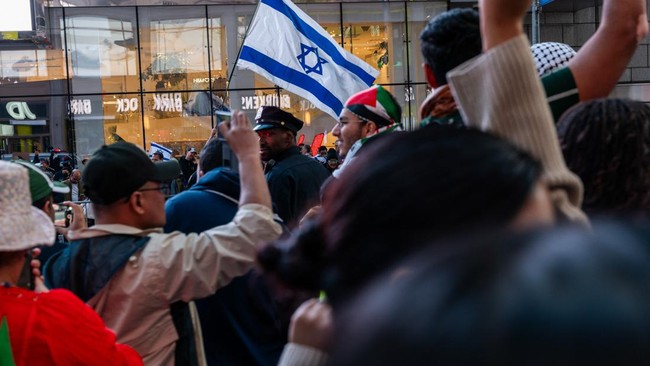Beredar kabar di media sosial bahwa massa demo pro-Israel di Washington DC, AS, pada Selasa (14/11) diduga menerima bayaran setara Rp3,8 juta.